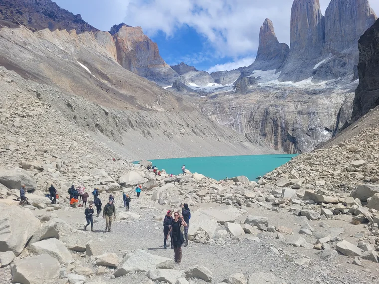 Excursionistas en la morrena hacia la Base de las Torres