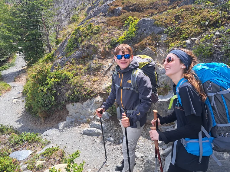 Dos caminantes con equipo de trekking en el sendero