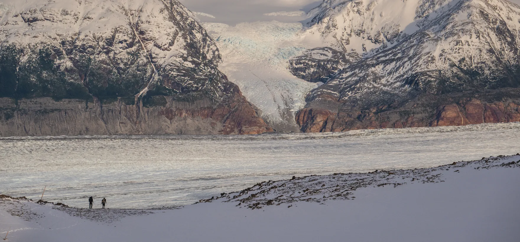 La travesía del Paso John Garner hacia el Glaciar Grey, en pleno invierno. A 1.185 m el viento se acelera en el cuello y el modelo, que promedia áreas grandes, lo subestima.
